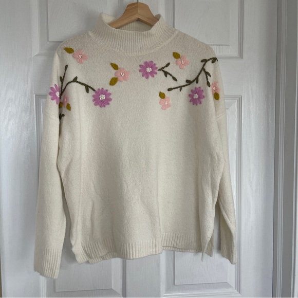 Staccato Cream Colored Sweater with Embroidered Flowers Sz M NWOT - Picture 2 of 8